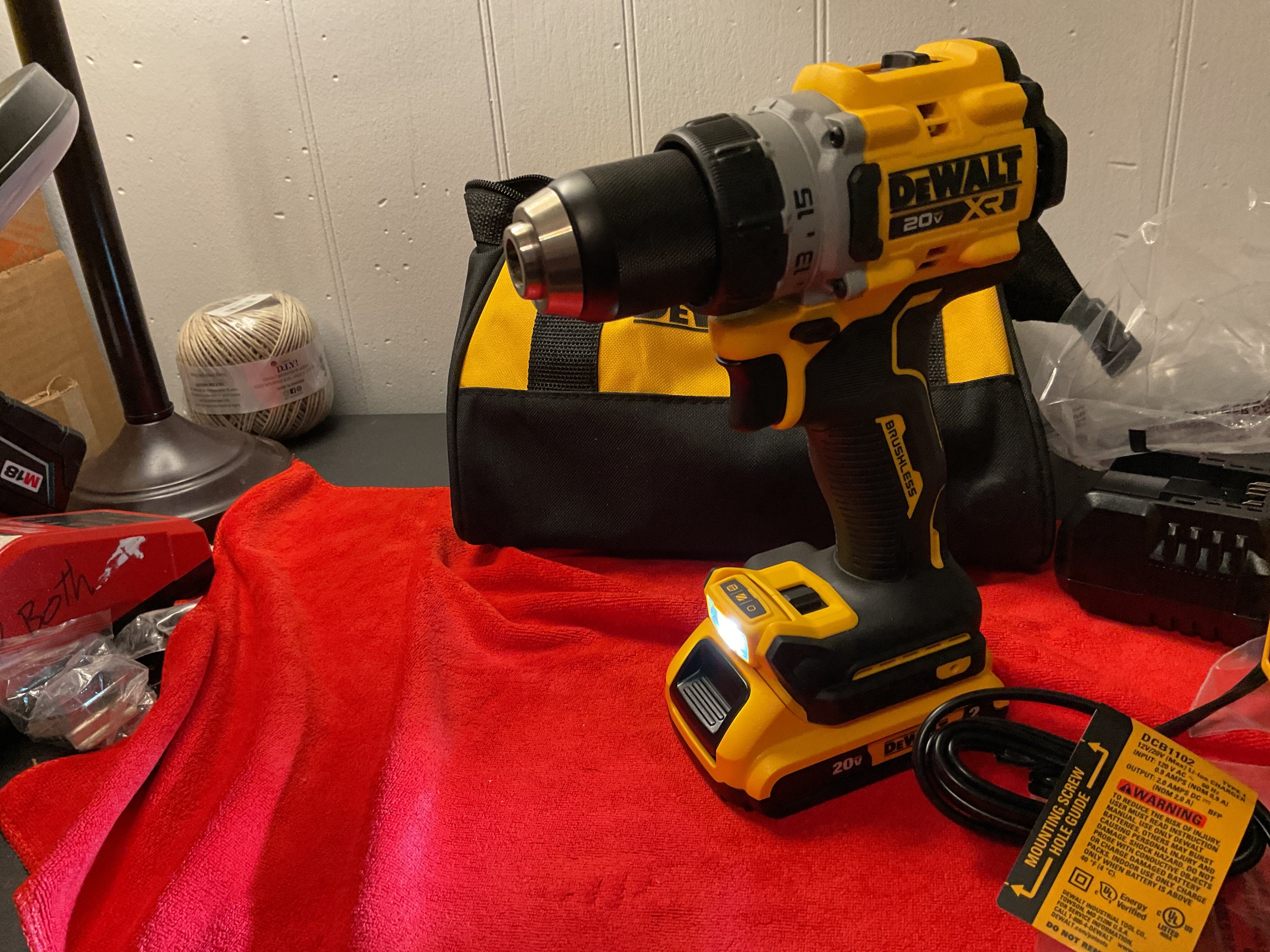 Taladro/destornillador sin escobillas DEWALT DCD800D2 20V MAX XR de 1/2 pulg. Kit