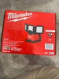 MILWAUKEE M18 ROVER Foco y luz de área de triple panel de doble potencia