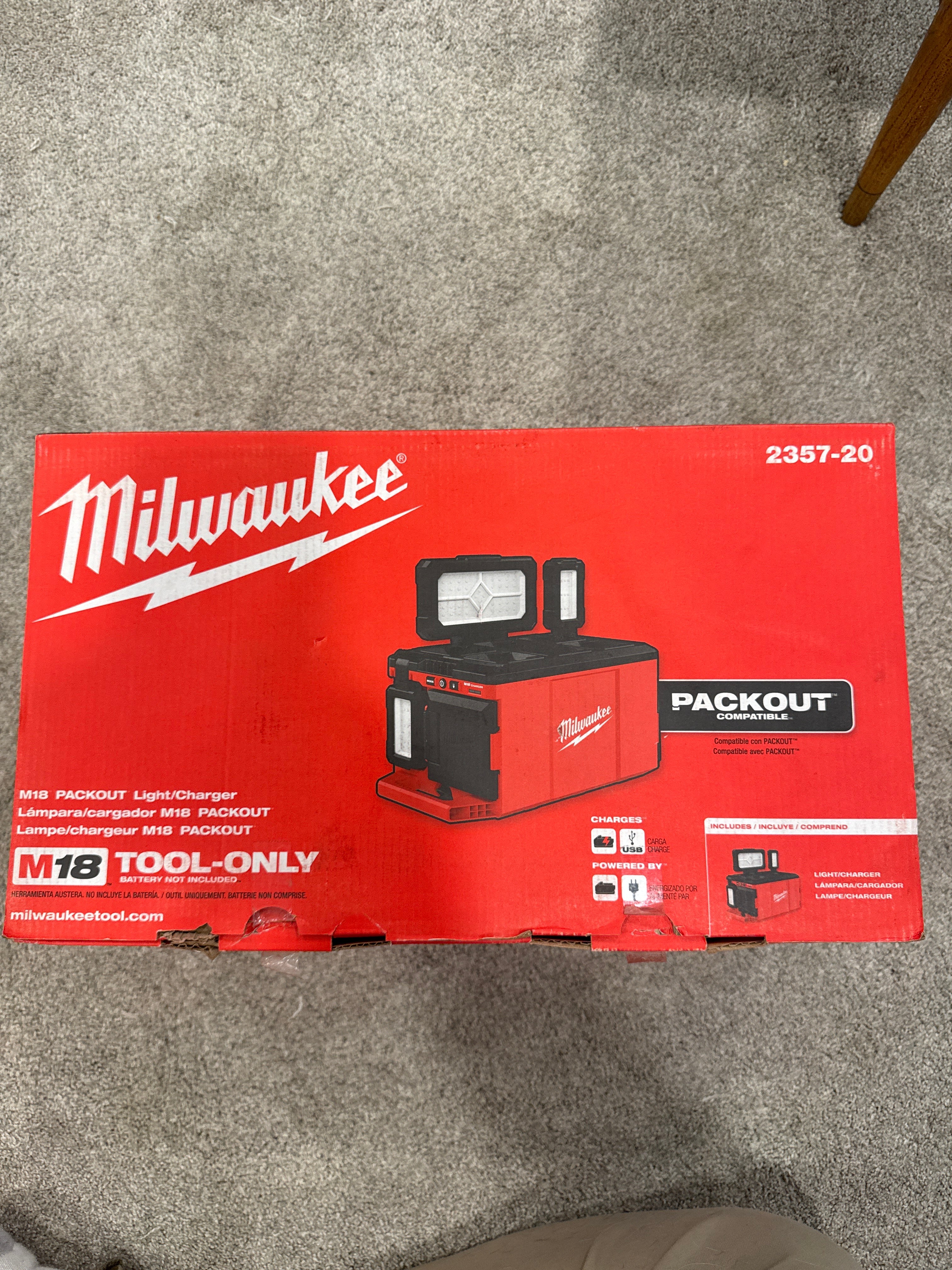 MILWAUKEE 2357-20 M18 PACKOUT Luz de Inundación/Cargador (PVP $329)