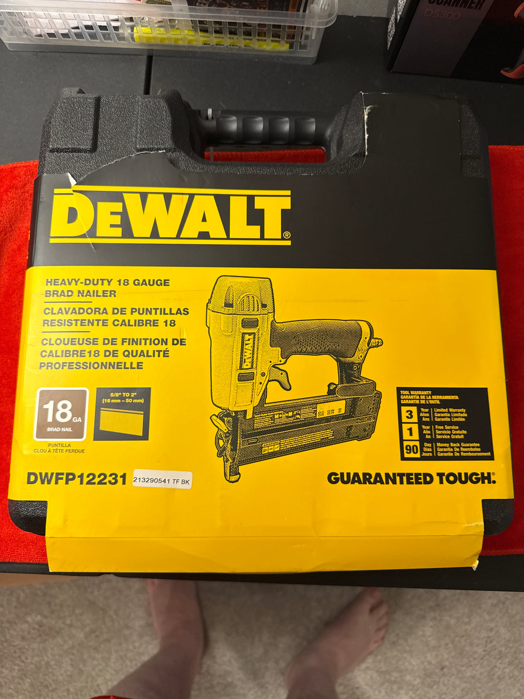DEWALT DWFP12231 Clavadora neumática Brad de 18 GA y 2 pulgadas