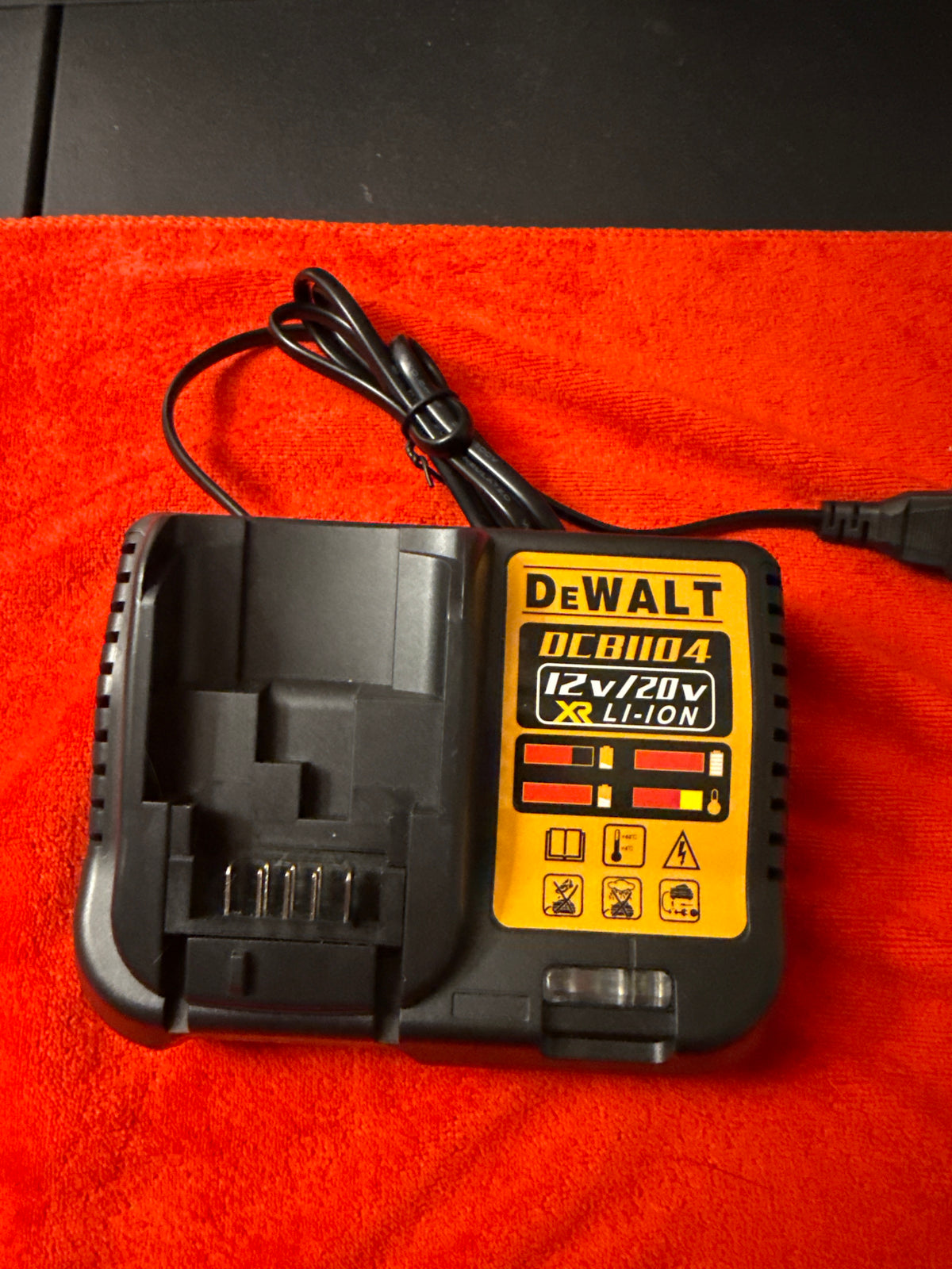 DEWALT DCB112 12V MAX / 20V MAX Lithium-Ion Battery Charger