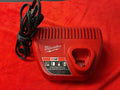 Cargador de batería de iones de litio M12 Milwaukee 48-59-2401 — Nuevo, caja abierta