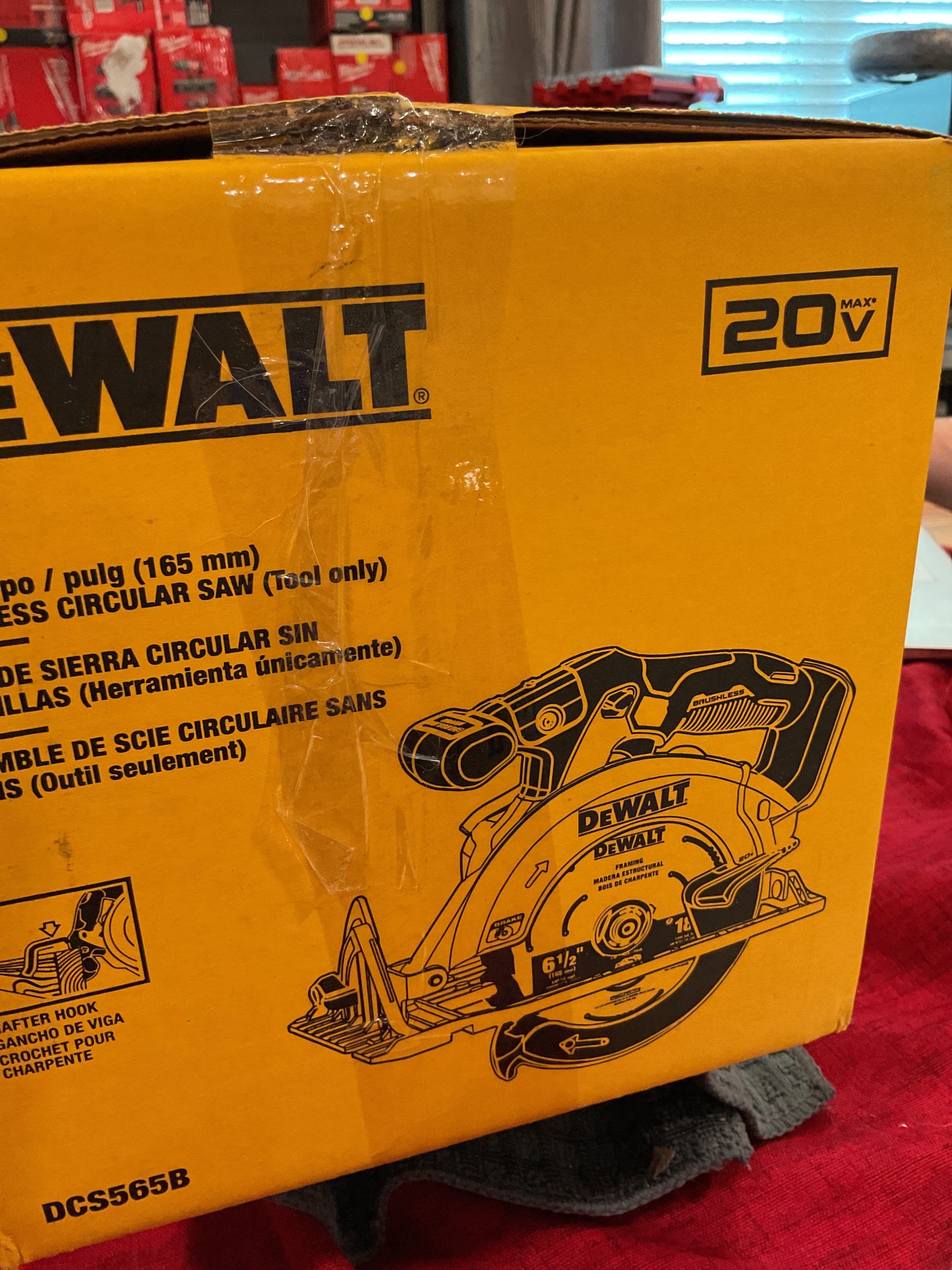 Sierra circular sin escobillas DEWALT DCS565B 20V MAX XR 6-1/2" — Solo herramienta (PVR aprox. $149)