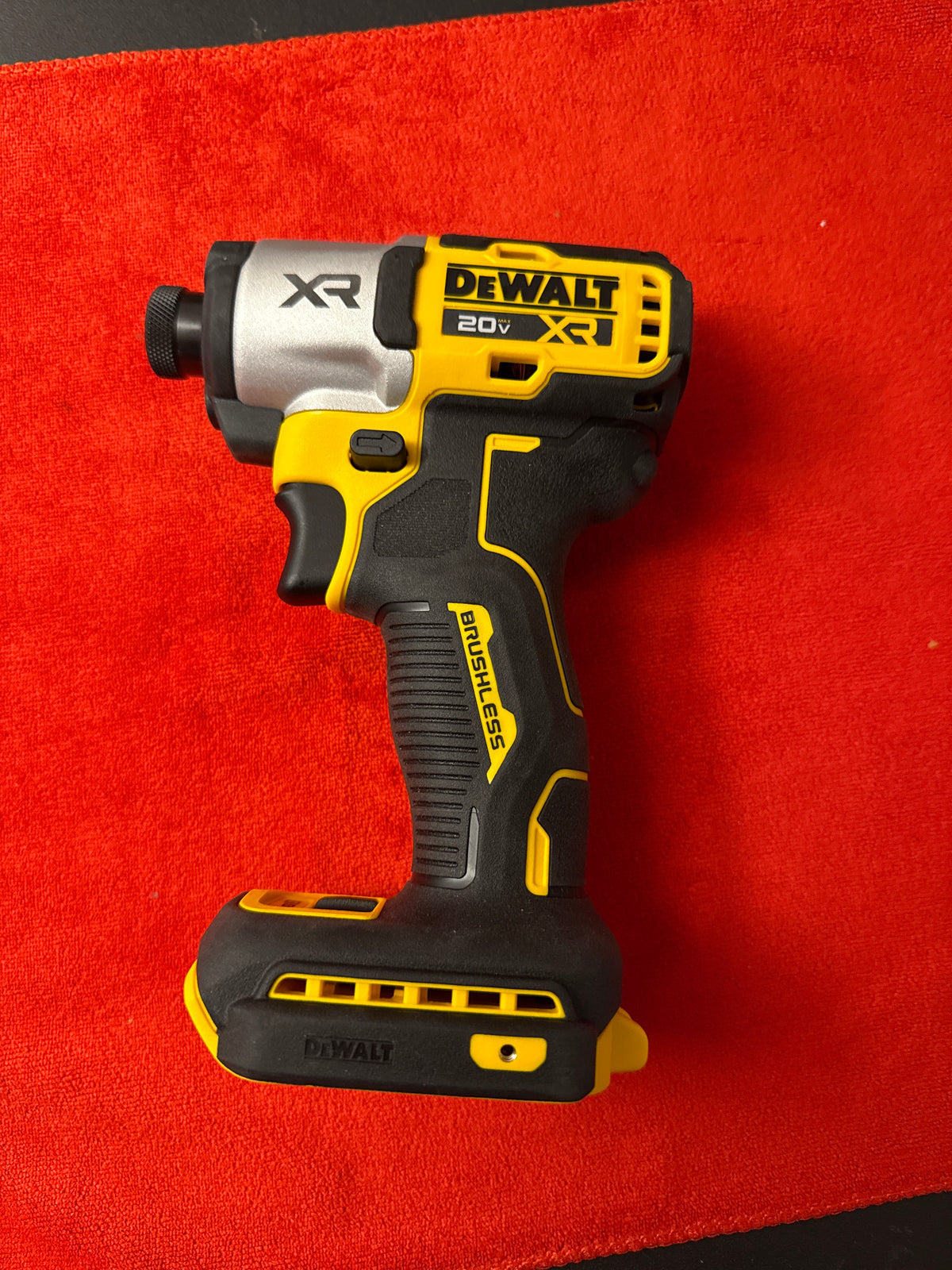 DEWALT DCF845 20V MAX XR Atornillador de impacto sin escobillas de 1/4 pulg. y 3 velocidades — Reempaquetado (PVP $129)