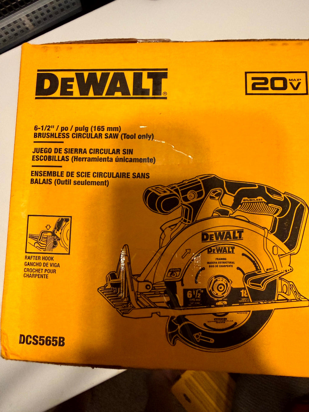 DEWALT DCS565B 20V MAX XR Brushless 6-1/2 in. Circular Saw